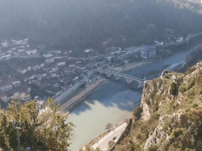 Në qytetin e një mbi një dritareve/ Berati tërheq turistë për arkitekturën dhe kalanë