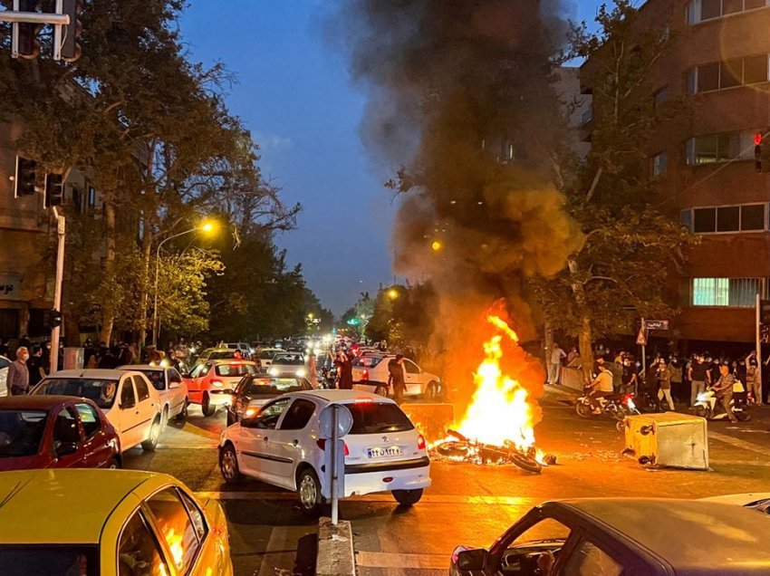 Irani ekzekuton dy protestues dhe arreston një gazetar