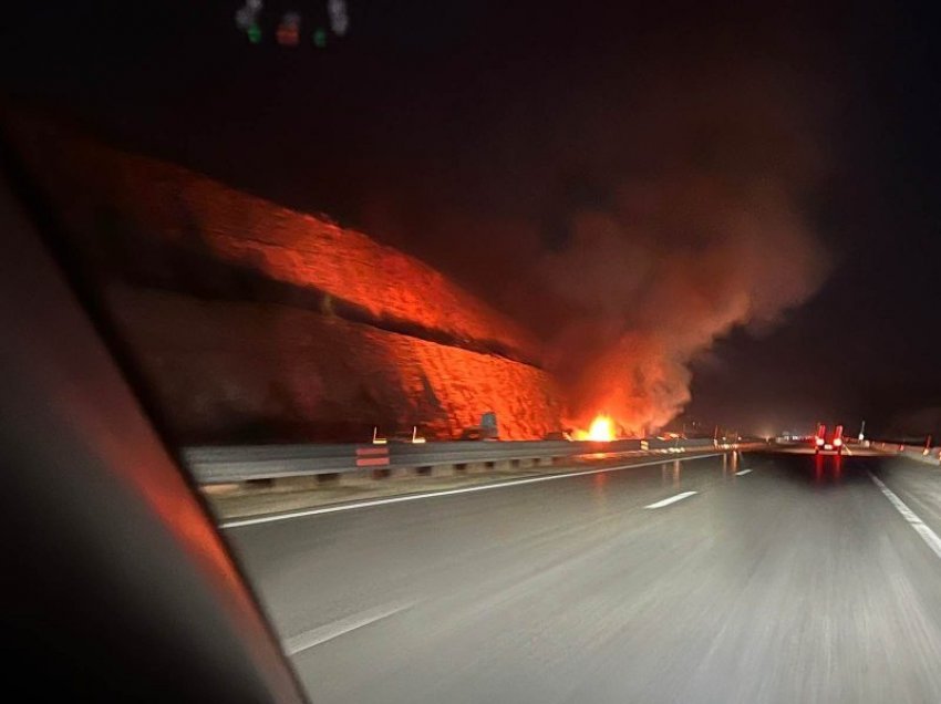 Merr flakë një veturë në autostradën Prizren – Prishtinë