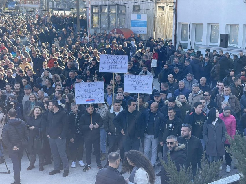 Protesta në Shtërpcë, serbët paraqiten me pankrata provokuese dhe këngë nacionaliste - lajmërohet edhe Rakiqi!