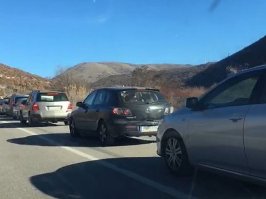 Shqiptarët bllokohen në radhë kilometrike në Kapshticë, shkak bëhet defekti teknik nga pala greke