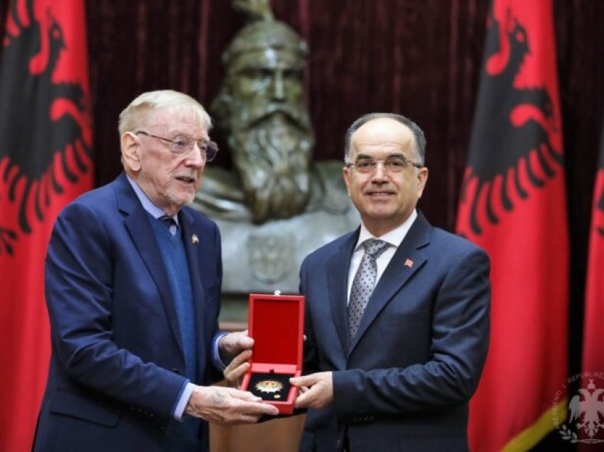 Begaj dekoron ambasadorin Walker me medaljen “Kalorësi i Urdhrit të Flamurit”