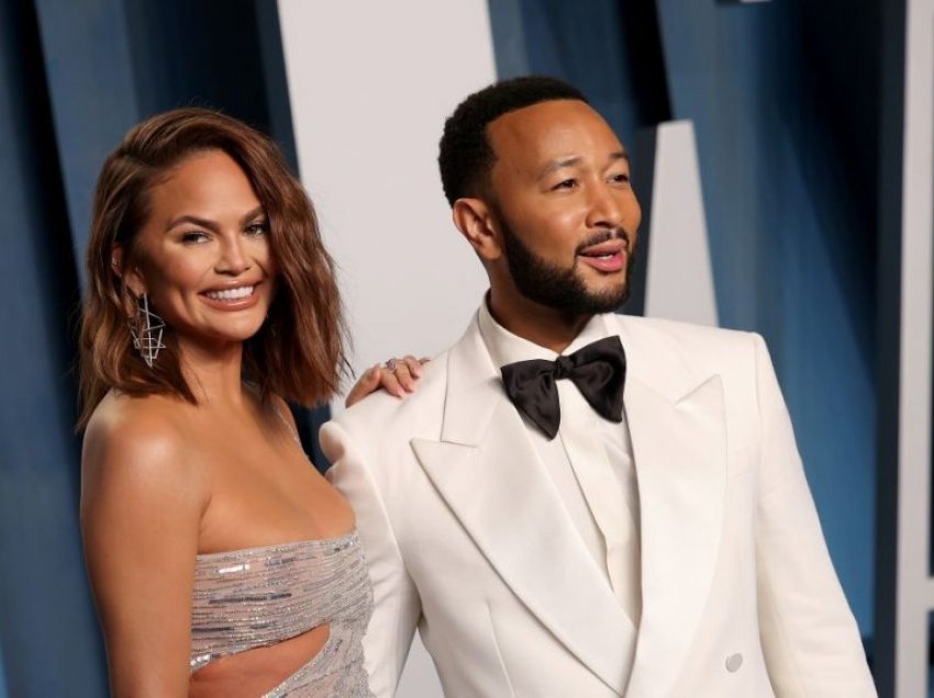 John Legend dhe Chrissy Teigen bëhen prindër për herë të tretë, këngëtari e zbulon lajmin gjatë një koncerti, nuk dihet ende emri i fëmijës