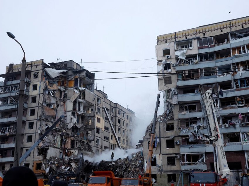 Numri i të vdekurve në sulmin me raketa në Dnipro rritet në 35 - ndërsa shpresat për të gjetur më shumë të mbijetuar zbehen