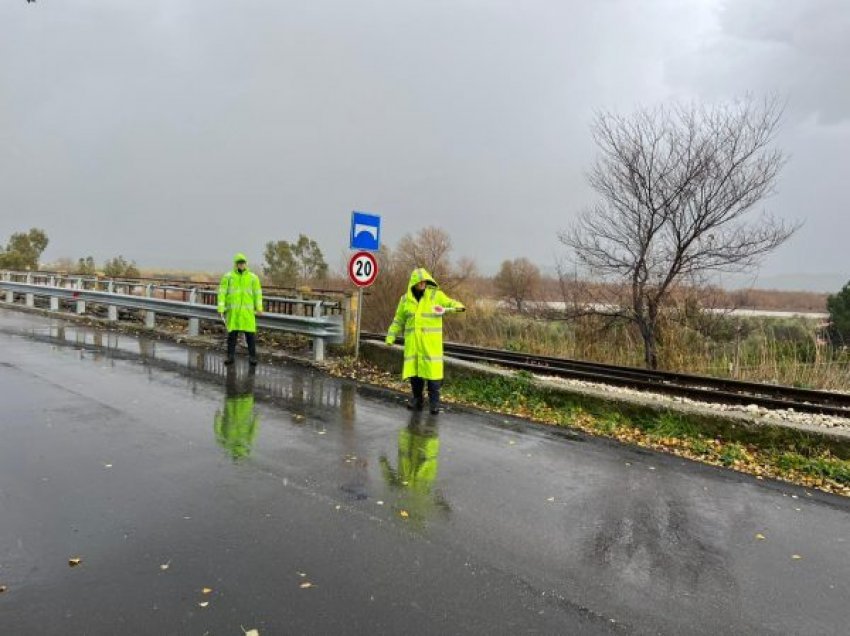 Reshjet në vend, policia rrit prezencën në akset rrugore, thirrje shoferëve të respektojnë sinjalistikën