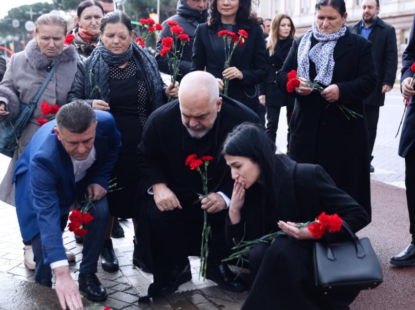 “E vërteta dihet botërisht”/ Rama publikon foto nga homazhet për 21 janarin: Në pritje të drejtësisë!