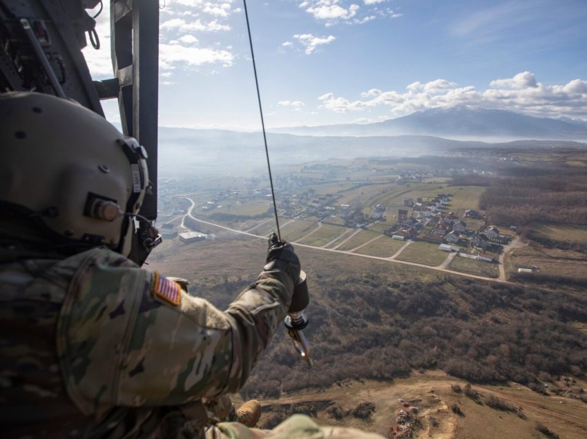 Ambasada amerikane shpërndan një postim të KFOR-it: Gati për të ofruar siguri për qytetarët e Kosovës