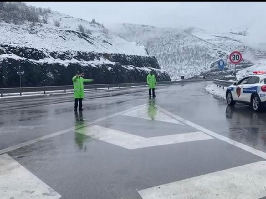 Makina inteligjente dhe radarë automatikë/ Moti i keq nxjerr në terren FNSH dhe “Shqiponjat”, policia apel drejtuesve të automjeteve