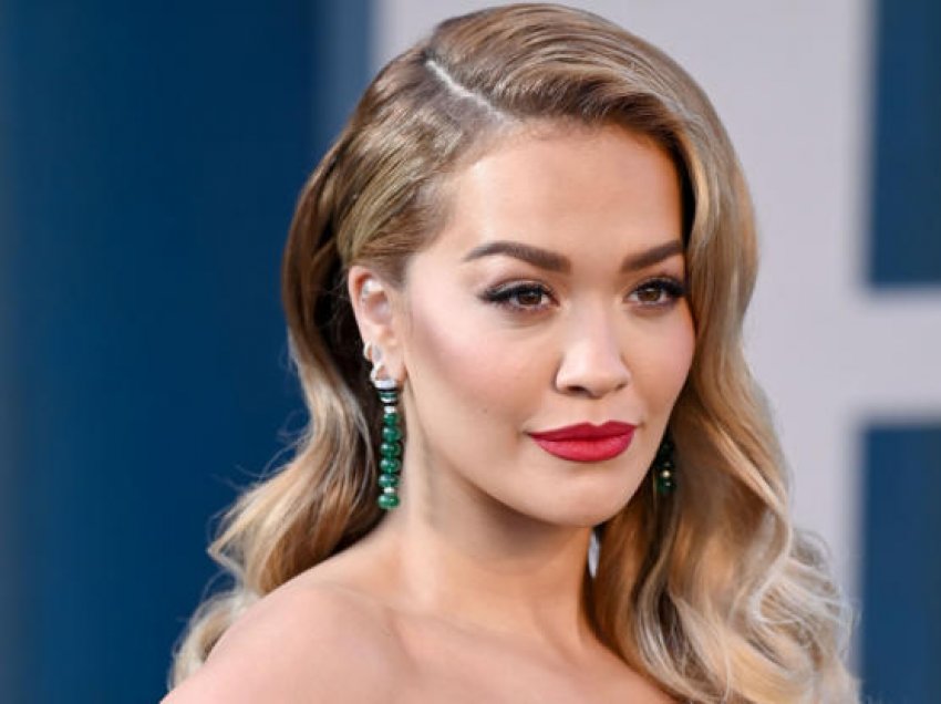 Rita Ora shfaqet atraktive në veshjen portokalli