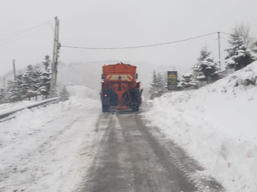 Reshjet e borës në veri e verilindje, ja situata me akset rrugore