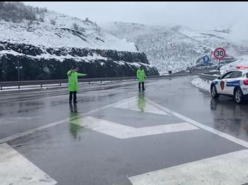 ​Moti i keq në Shqipëri, Policia në terren për t’iu ardhur në ndihmë qytetarëve