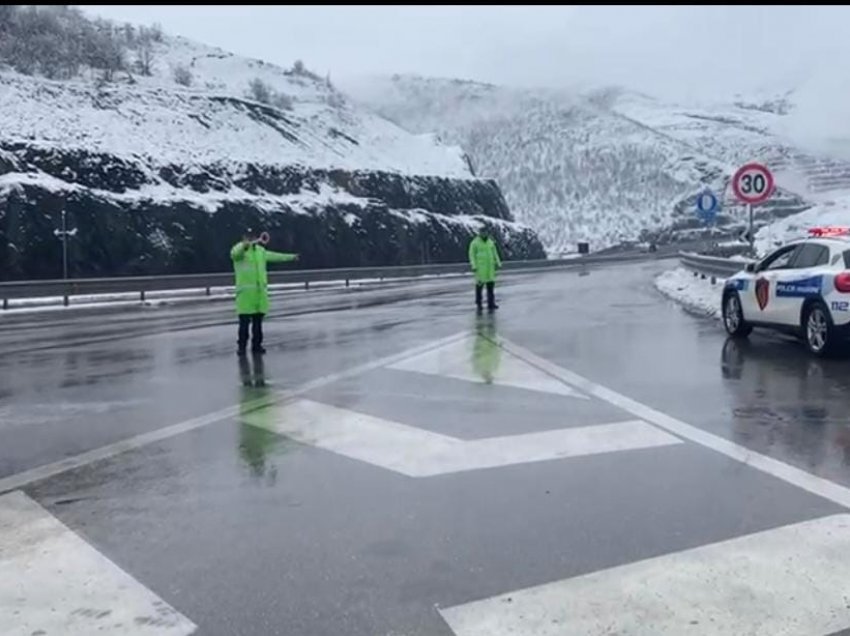 Moti i keq ‘mbërthen’ vendin, policia shton masat në rrugën e Arbrit për të parandaluar aksidentet rrugore