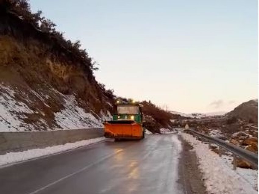 Reshje bore gjatë natës në qarkun e Korçës, si paraqitet gjendja e rrugëve