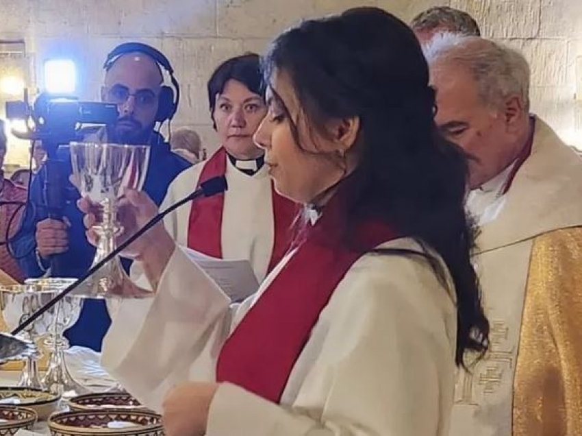   Nuk kishte ndodhur kurrë, shugurohet pastorja e parë grua në “Tokën e Shenjtë”! 