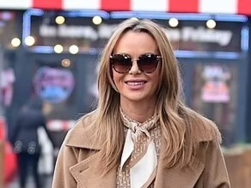 Amanda Holden joshëse në pallton e gjatë ngjyë kafe