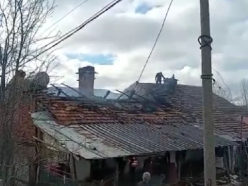 Shkrumbohet nga flakët banesa në Bulqizë, dy familje ngelen në qiell të hapur