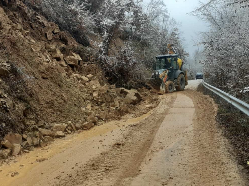 Bllokohet e më pas lirohet, rruga Keqekollë – Ballaban, si pasojë e rrëshqitjes së dheut