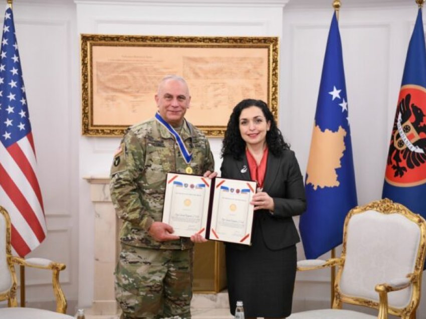 Osmani dekoroi me Medaljen Presidenciale Ushtarake komandantin e Gardës Kombëtare të Iowa-s