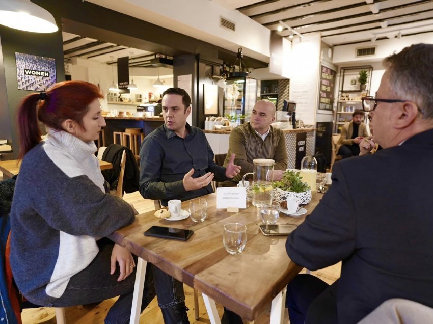 Abdixhiku takohet me punonjës shëndetësorë: Pa penj, pa infuzione, pa dorëza, e papranueshme