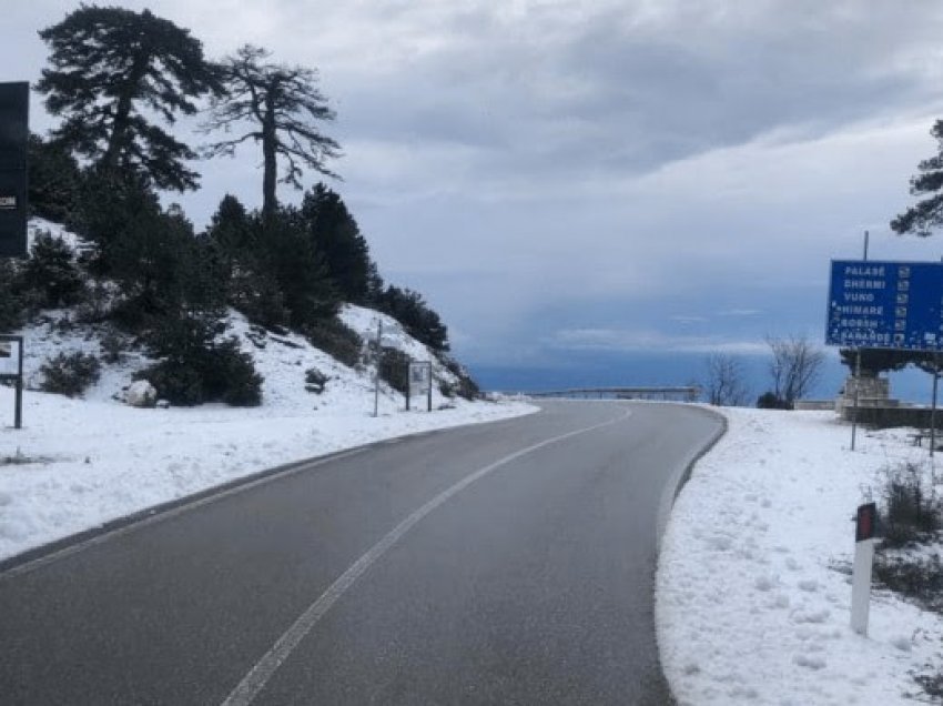 ​Dëbora zbardh Llogaranë, ARRSH apel shoferëve për kujdes të shtuar në këto akse