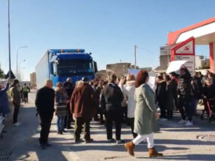 Unaza e Elbasanit, burim aksidentesh/ Banorët ngrihen në protestë pas vdekjes së 20-vjeçarit, bllokojnë rrugën