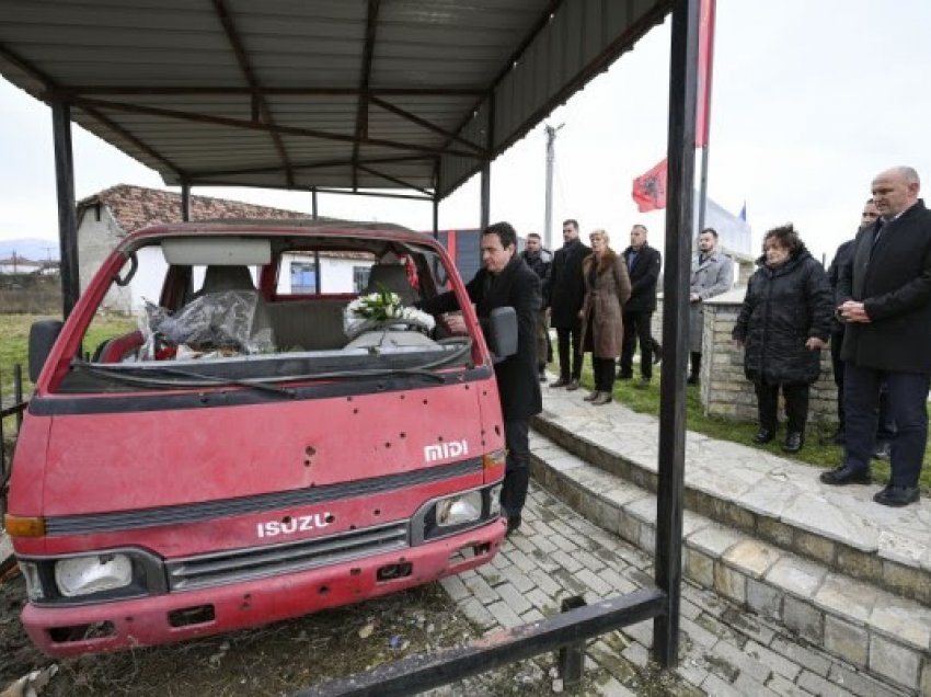 ​Kurti përkujtoi dëshmorët në Rogovë të Hasit, Vraniq, Bishtazhin e Gadish