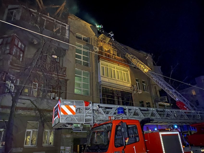 Një i vdekur pasi raketa goditi një bllok apartamentesh në Kharkiv