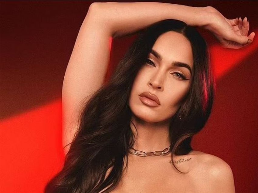 Megan Fox bashkoi dy trendet më in të momentit, duket kaq yll 