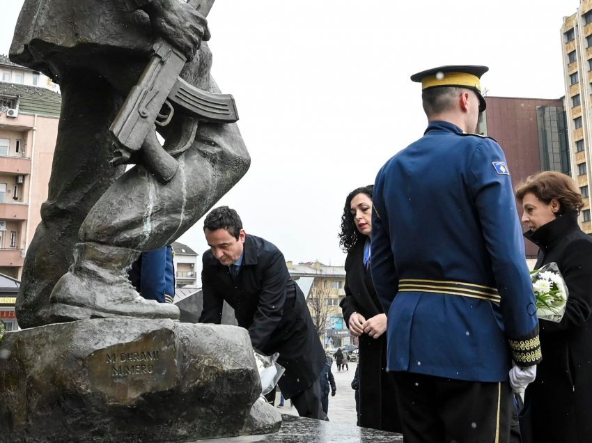 Albin Kurti publikon fotografitë duke bë homazhe para përmendores së komandantit Zahir Pajazitit