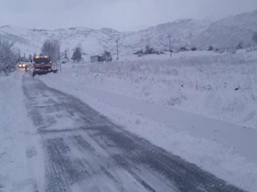 Korça mbulohet nga dëbora/ Kriposet aksi në afërsi të Qafë-Plloçës