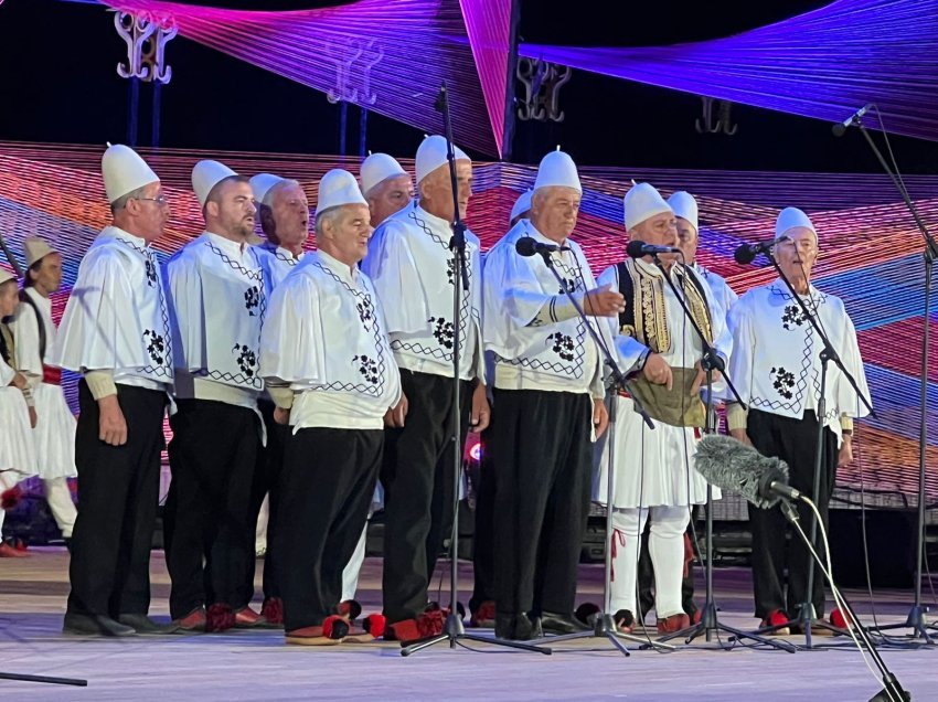 Festivali Folklorik Kombëtar ‘ndez’ atmosferën në Gjirokastër, pjesë e aktivitetit rreth 30 grupe, prezantohen larmi këngësh e vallesh