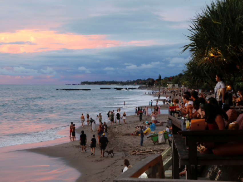 Ukrainasit dhe rusët ikin në Bali