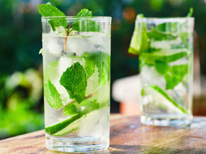 Kështu mund të përgatitni Mojito gjatë ditëve të nxehta të verës