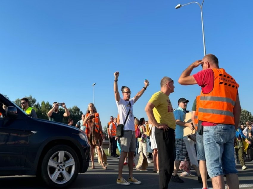 “Kundër dhunës”, nuk ndalen protestat në Serbi kundër Vuçiqit