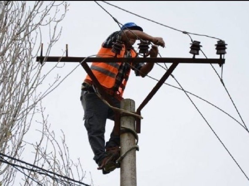 Pogradeci pa energji elektrike, përmbytja e një kabine elektrike shkakton probleme të konsiderueshme