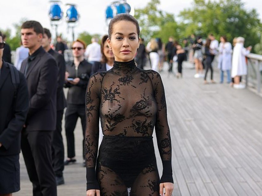 Rita Ora i lë pak vend imagjinatës, shfaqet me fustan të tejdukshëm në Javën e Modës në Paris