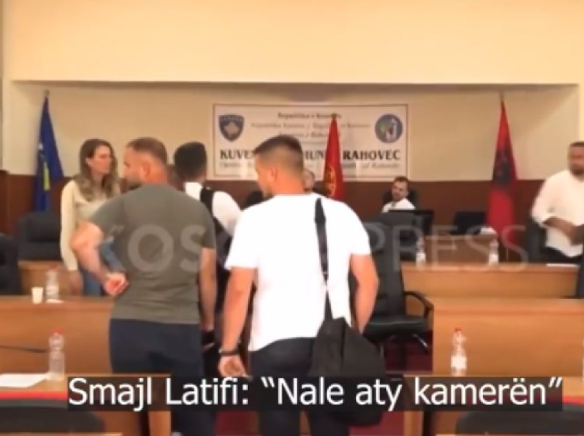 “Pisi, nale kamerën, kush je ti?” Smajl Latifi ‘shpërthen’ ndaj asambleistit të VV-së në Rahovec