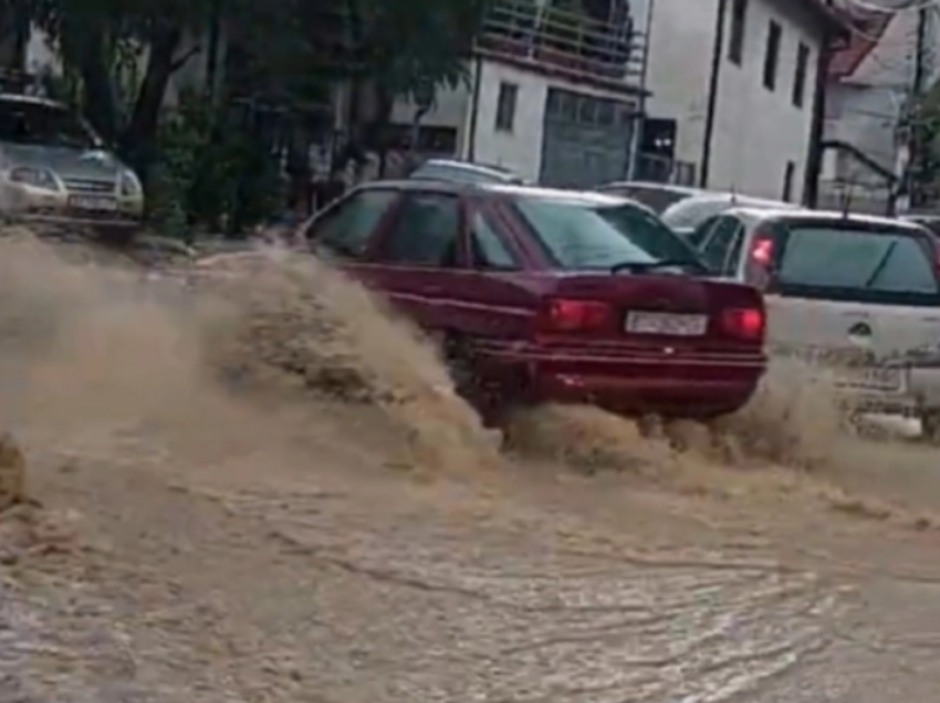 Rreshje të rrëmbyeshme të shiut në Manastir, mblidhet shtabi komunal i krizës