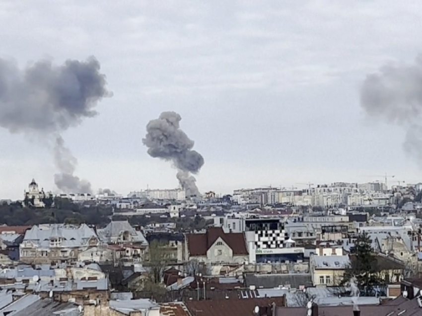 Pamjet tregojnë shkatërrimin nga sulmi me raketa në Lviv