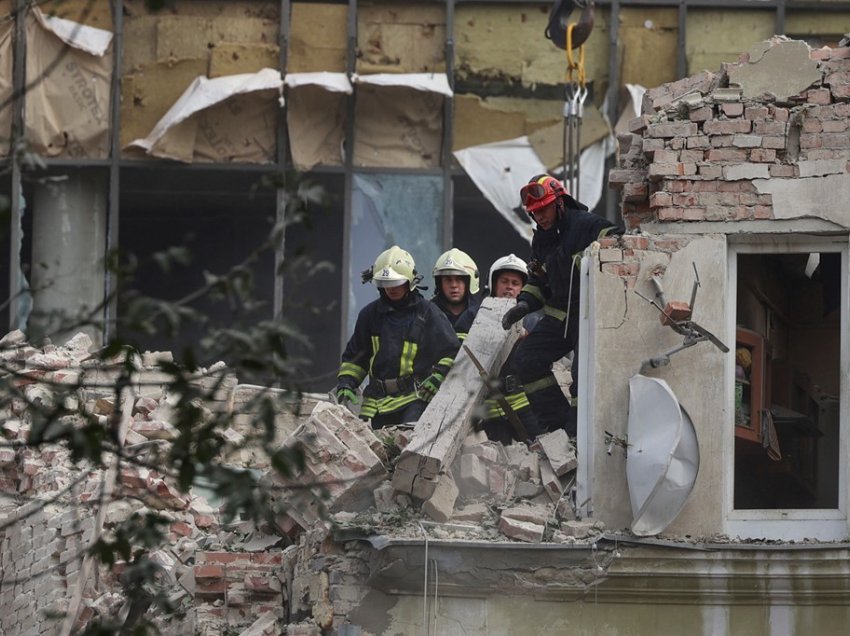 Shkon në 10 numri i të vrarëve nga sulmi me raketa ruse në Lviv të Ukrainës