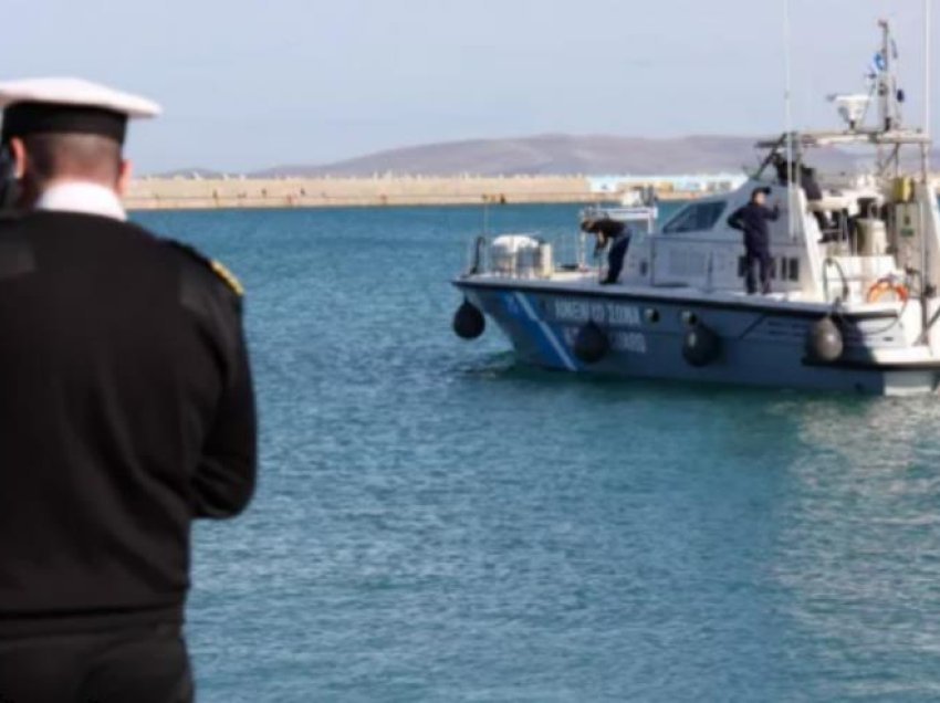 Mbytet skafi me flamur grek, shpëtohen 8 personat në bord