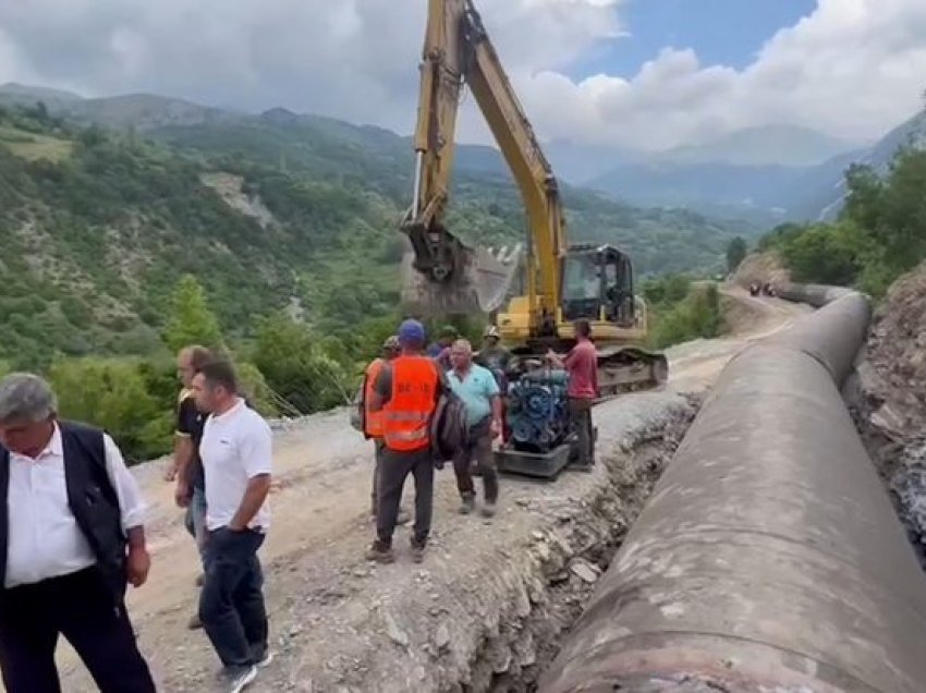 “Nuk do të lejojmë të merrni ujin tonë”, banorët e fshatit turistik në Dibër protestojnë kundër HEC-eve