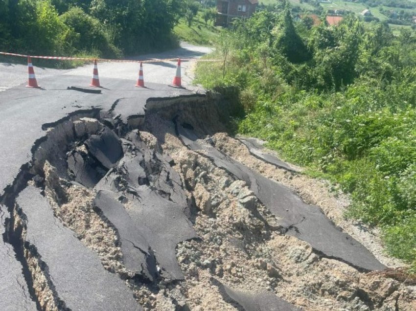 ​Shembet dheu, mbyllet përkohësisht një rrugë që lidh dy fshatra në Klinë