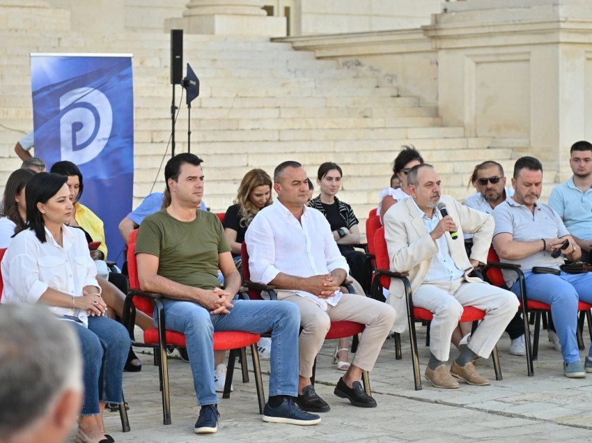 Gara për kryetar në PD, Basha takim me qytetarët në Fier: Miratimi i ligjit të dekriminalizimit i rëndësishëm që ngjarjet si ajo e Krujës të mos përsëriten!