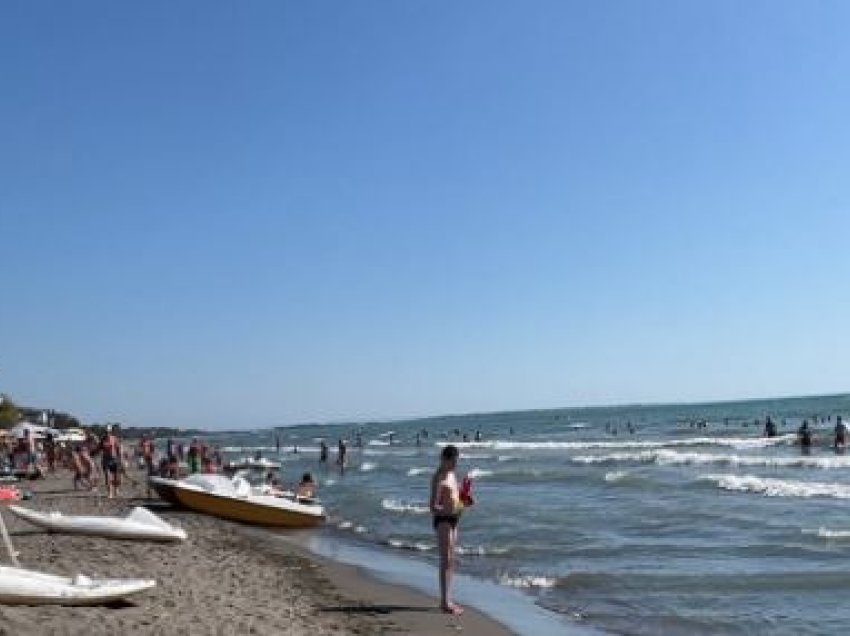 Kullat e vrojtimit bosh në Shëngjin/ Pushuesja nga Kosova rrezikon jetën, rasti i tretë brenda javës