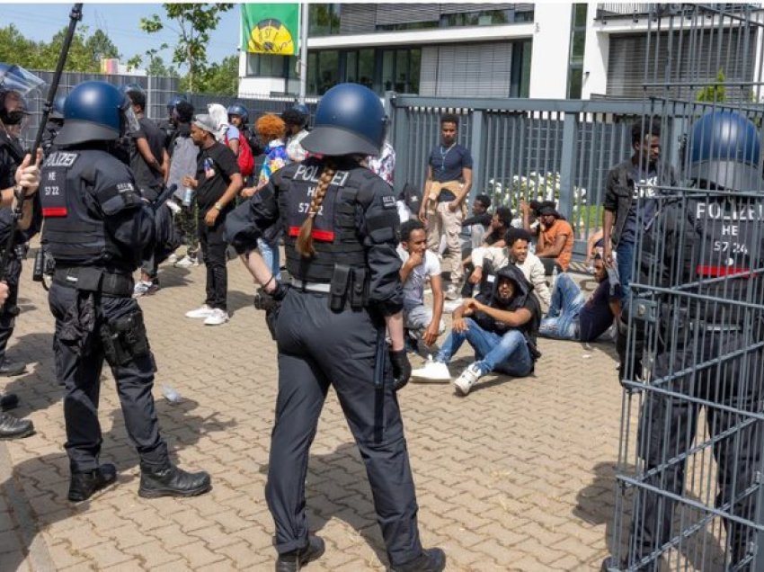 Plas keq në Gjermani, plagosen 22 policë 