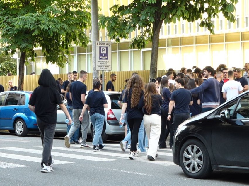 Të rinjtë flasin keq shqipen, ekspertët: Tendenca e gjuhëve të huaja po zbeh shqipen