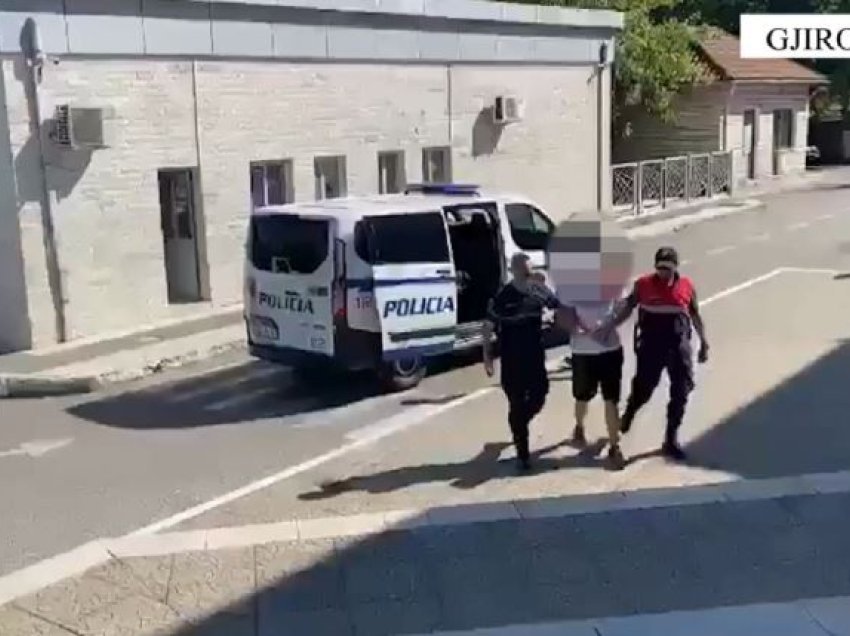 Gjirokastër/ U kap duke transportuar kundrejt pagesës 13 emigrantë të paligjshëm, në pranga 19-vjeçari