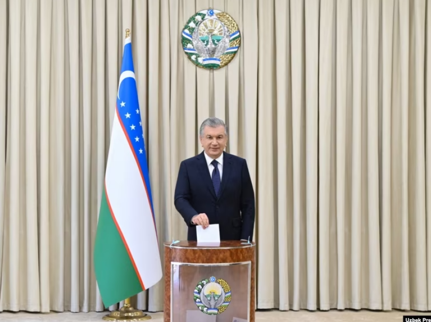 Mirziyoyev fiton lehtësisht mandatin e tretë si president i Uzbekistanit