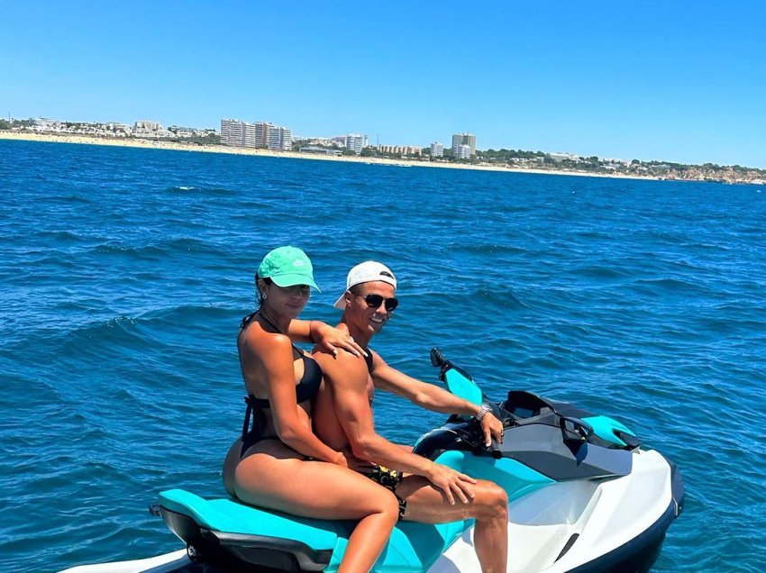 Ronaldo pozon me partneren në motoskaf – Georgina merr vëmendjen